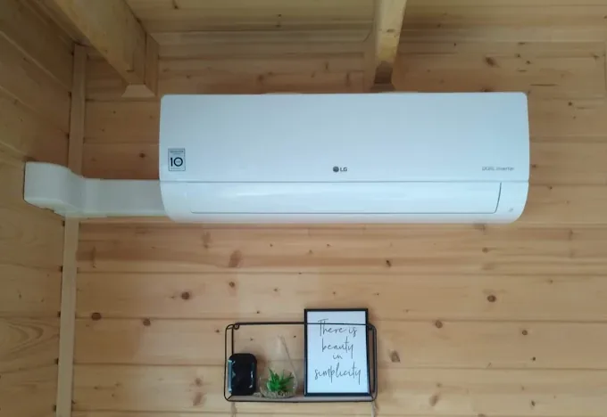 Klimatyzacja LG w drewnianym wnętrzu - montaż KRZEŚ-POL